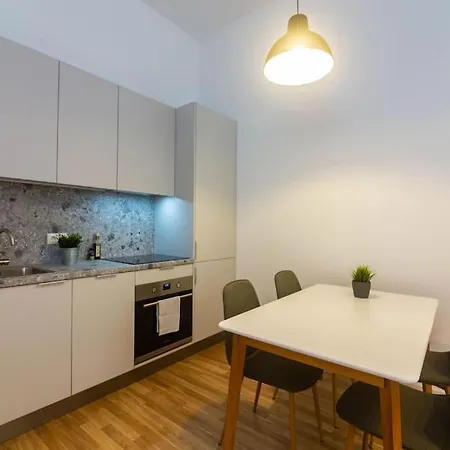 Elegant 2-bedroom Retreat Near Old Town 아파트 리가